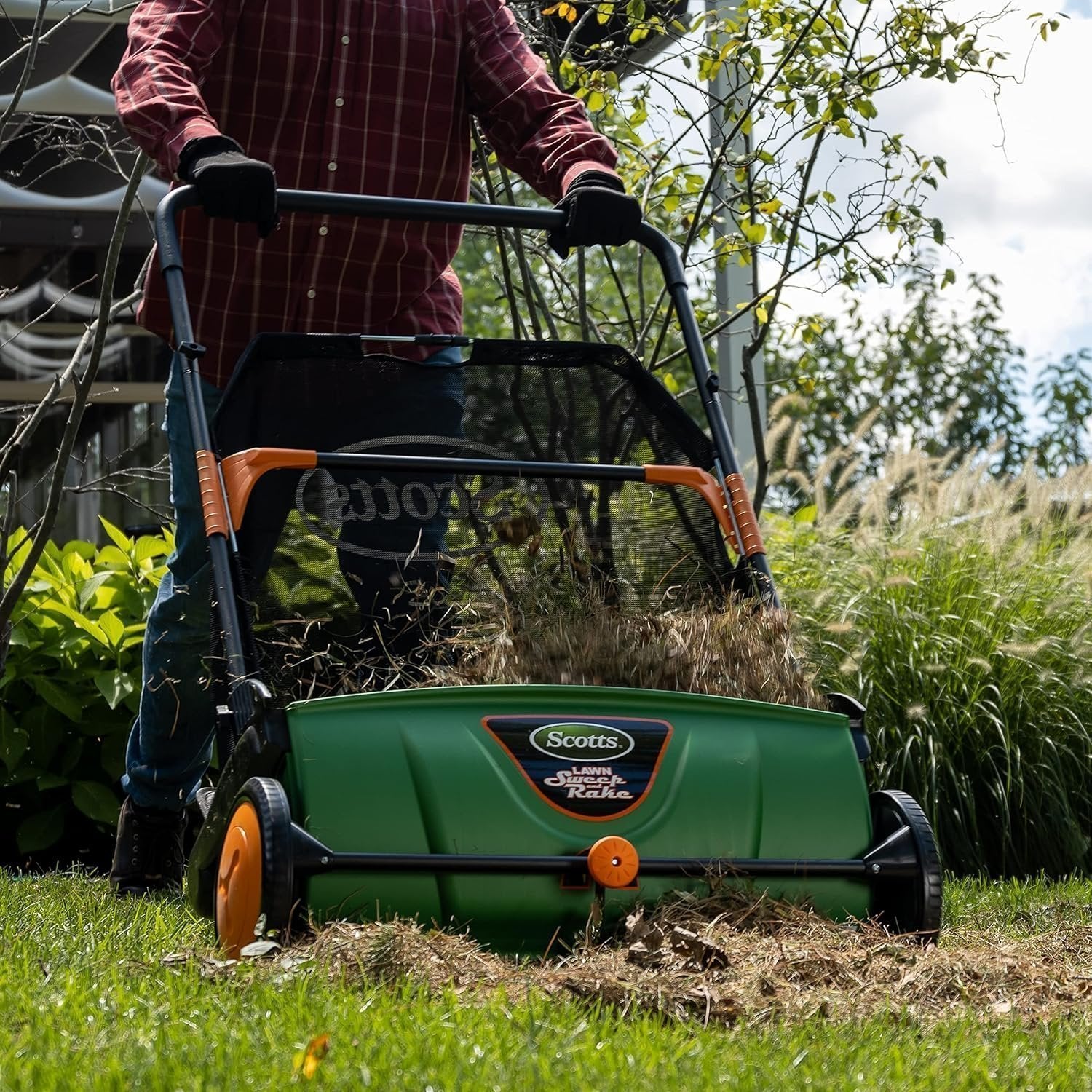 Scotts 26 in. Push Lawn Sweeper LSW70026S, Black/Green
